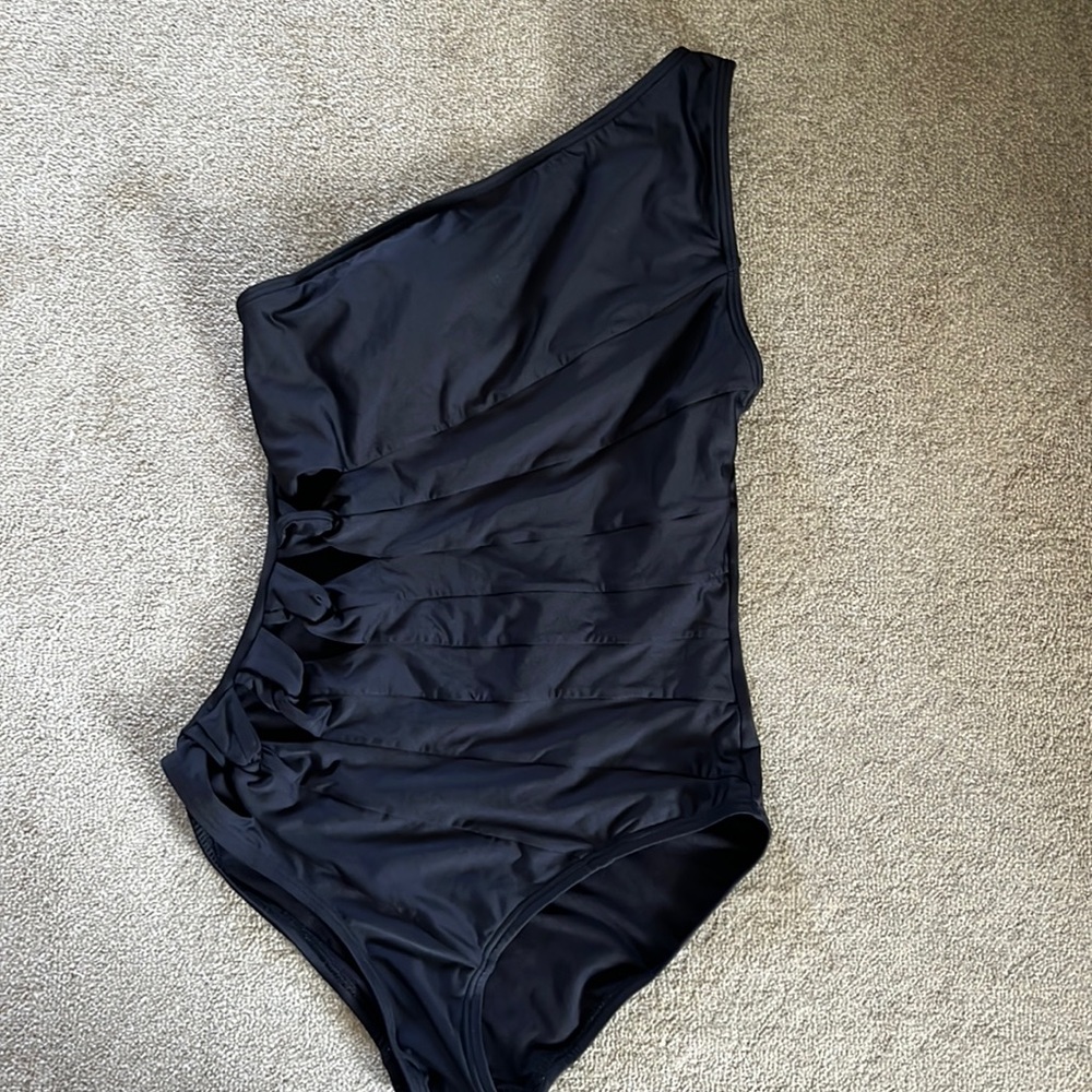 One shoulder black one piece,